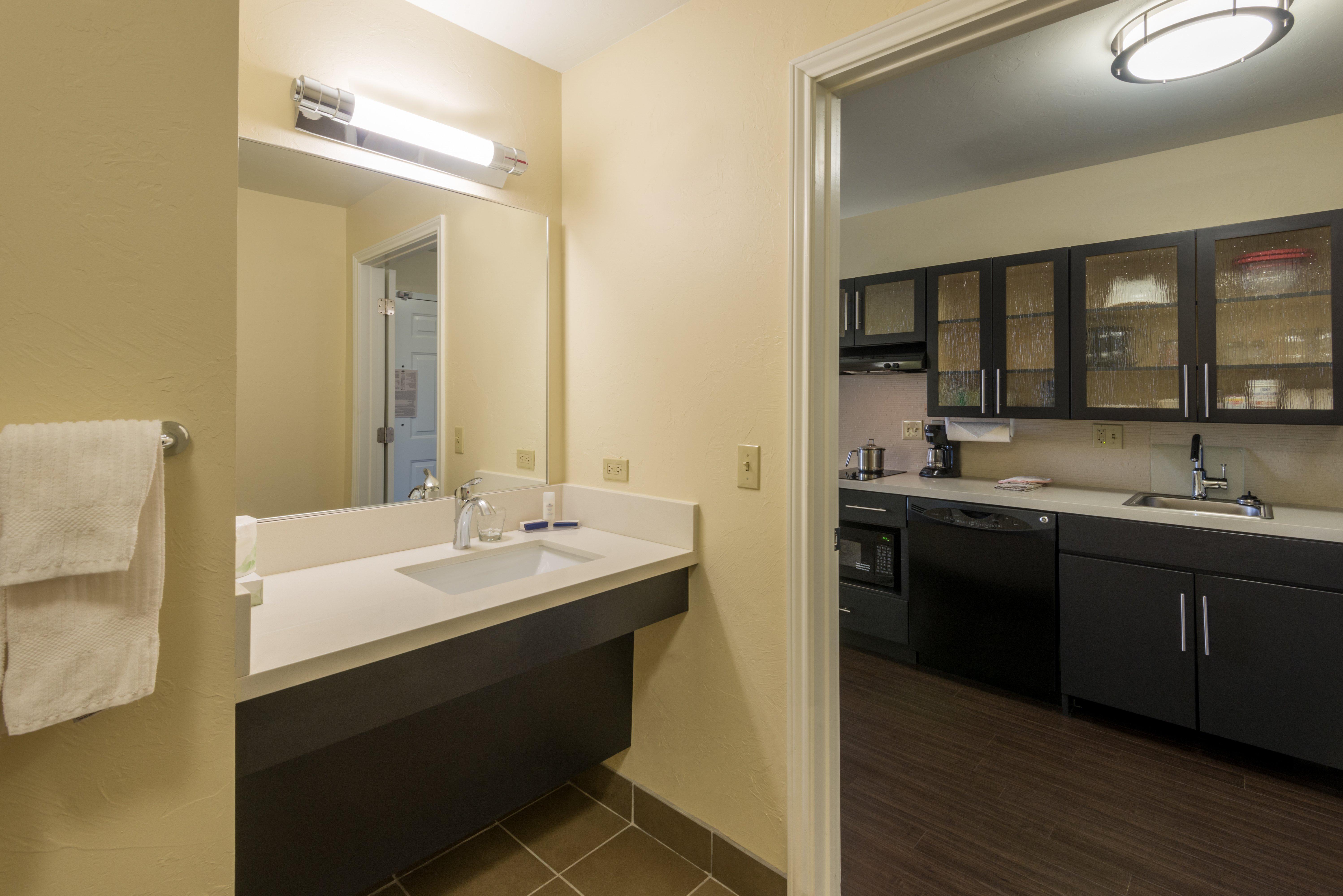 Candlewood Suites Del City By Ihg Exterior foto